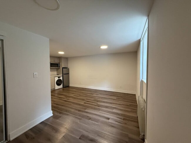 Building Photo - 140 Springhurst Ave