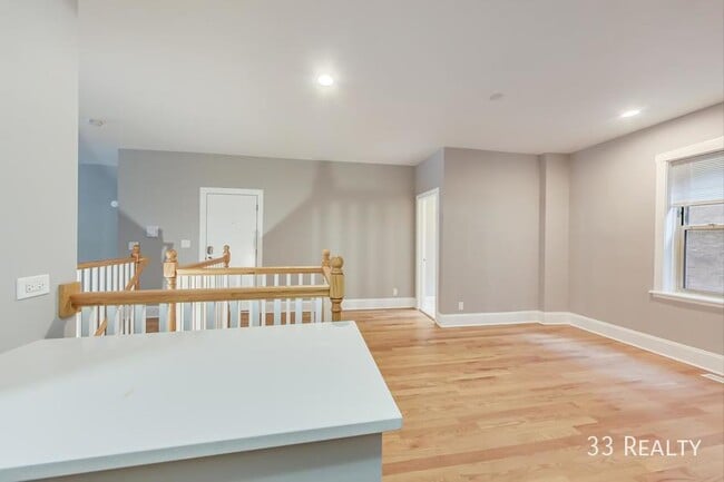 Building Photo - Oak Park Duplex / 3 Bed 3 Bath / Laundry i...