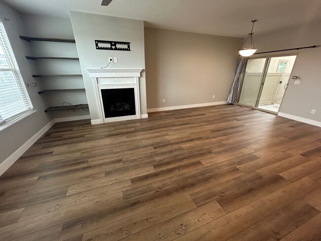 Building Photo - Great 3 Bd 3.5 Bath Townhome 2 Car Garage