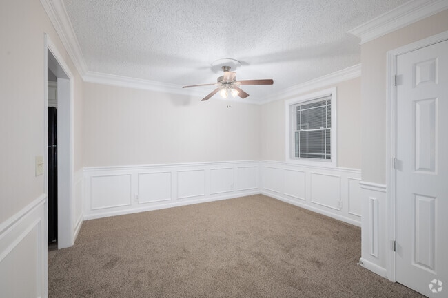 3BR, 2BA - 1,350SF - Dining Room - Regency Square Apartments