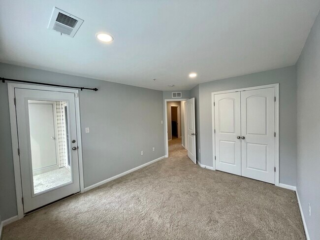 Building Photo - 2613 Campus Way N