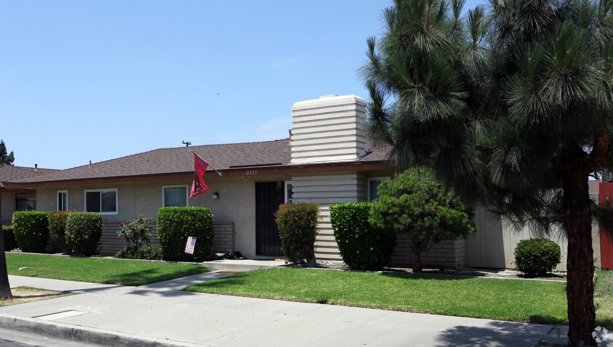 Building Photo - 2121 E Almont Ave
