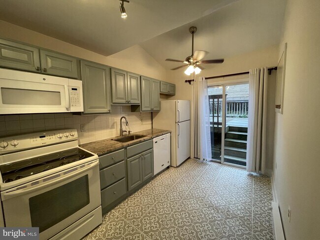 Building Photo - 3583 Calumet St