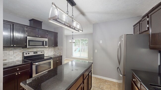 Building Photo - Lovely 3/2 in the Heart of Millbrook