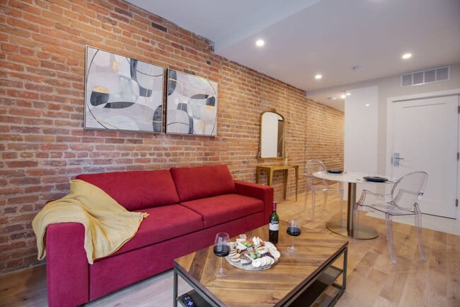 Building Photo - 1520 Av des Pins O