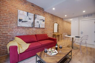 Building Photo - 1520 Av des Pins O