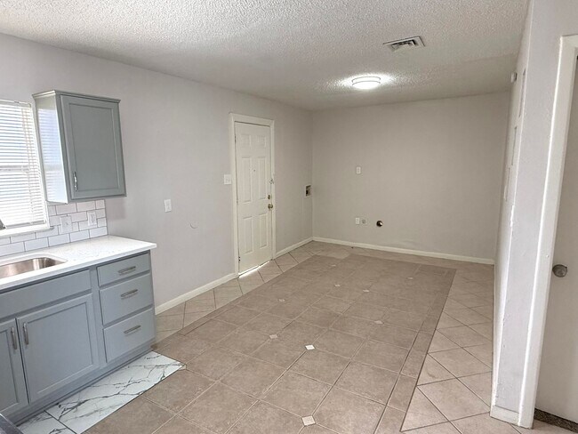 Foto del edificio - AVAILABLE NOW!!! Classic Red-Brick 4-Bed, 1-Bath Home (Near I35!)