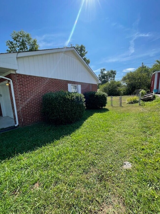 Foto del edificio - Maryville 37804 - 3 bedroom, 2 bath ranch home - Contact Debra Johnson (865) 591-8281