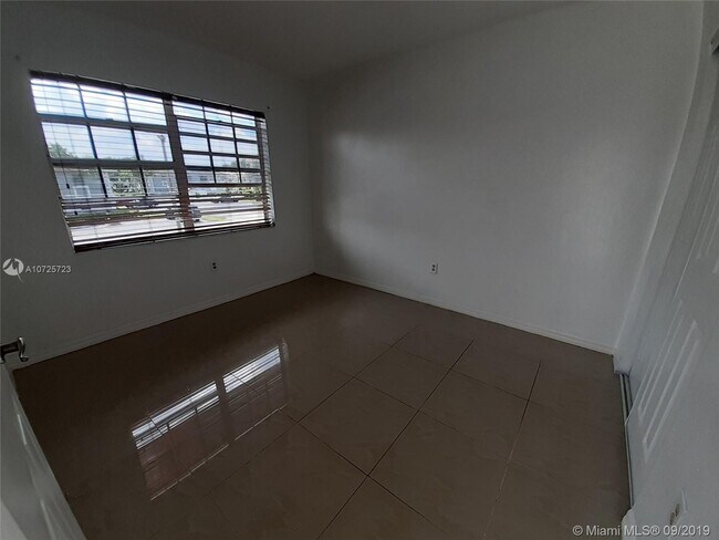 Building Photo - 459 NE 210th Cir Terrace