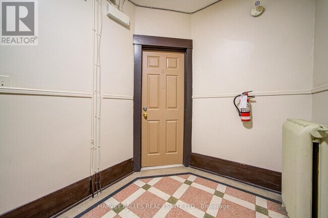 Photo du bâtiment - 1074 St Clair Ave W