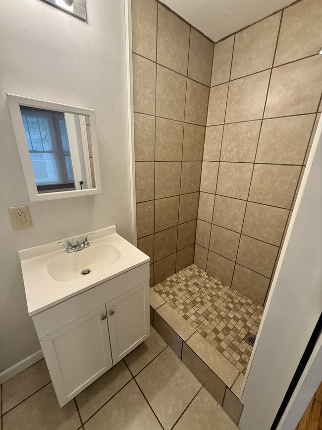 Foto del edificio - 468 E Tompkins St