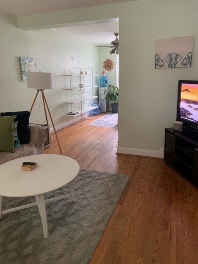 Foto del edificio - Beautiful 2-Bedroom Parkville Townhome wit...