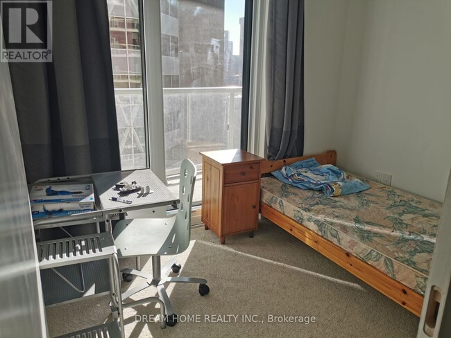 Building Photo - 230 Simcoe St