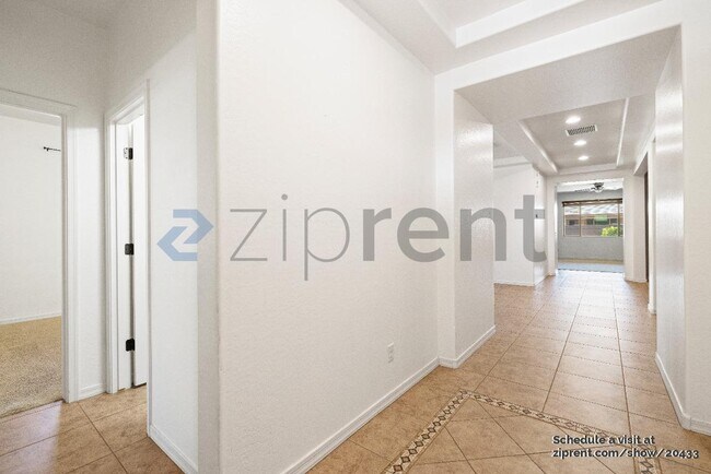 Building Photo - 1521 E Canary Dr