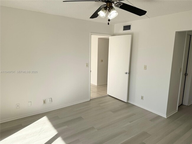 Building Photo - 9400 Live Oak Pl