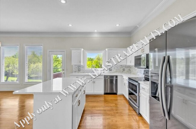Building Photo - Magnificent 6 Bedroom 4 Bath Home in Lee’s...
