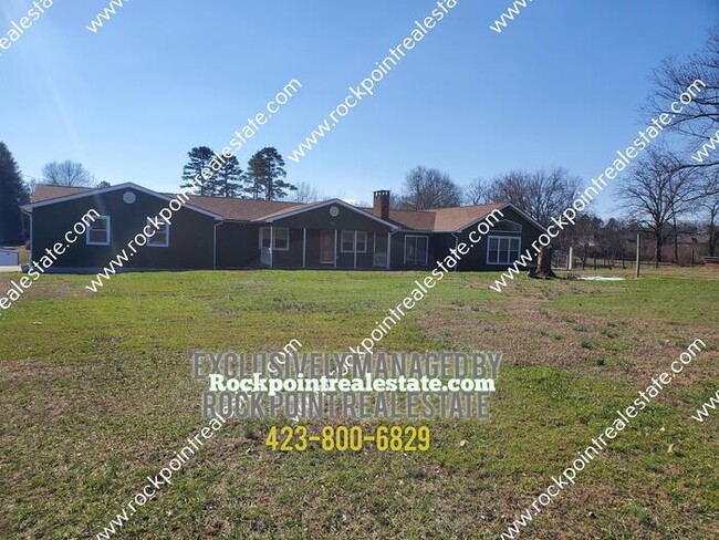 Building Photo - Rural Living at its Finest!