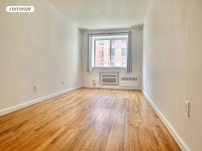 Foto del edificio - 422 E 10th St