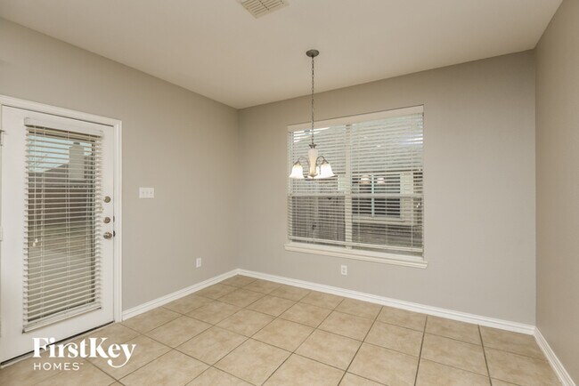 Foto del edificio - 1339 Lake Forest Dr