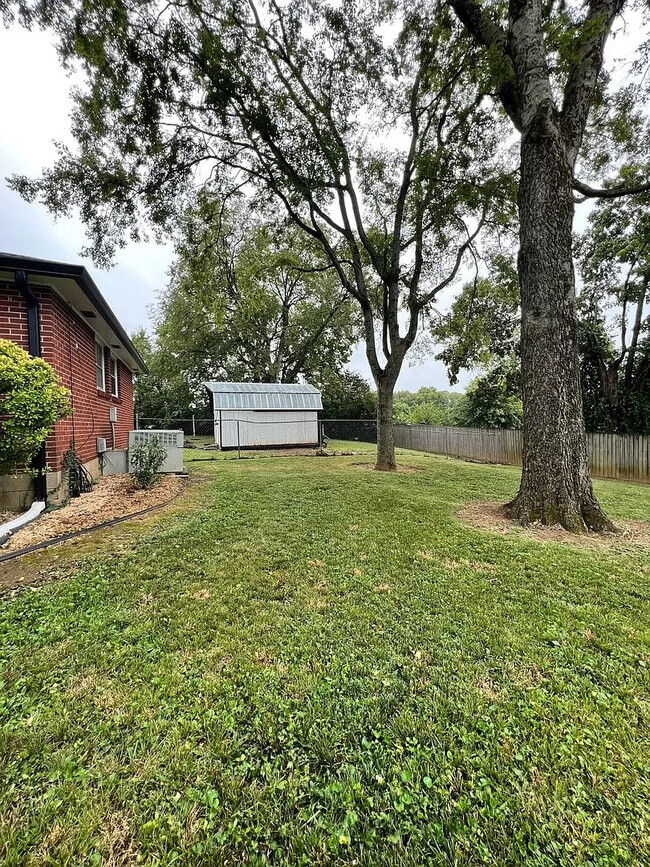 Foto del edificio - 2927 Hillhurst Dr