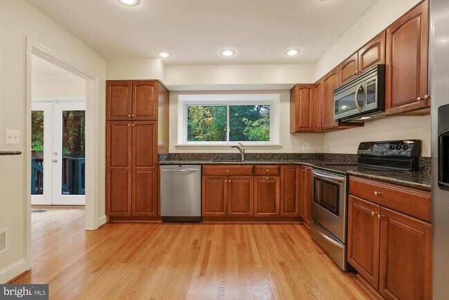 Building Photo - 2057 Golf Course Dr