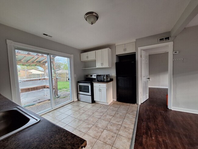 Foto del edificio - Ready to be your next home!  Three bedroom ranch is beautiful Roseville