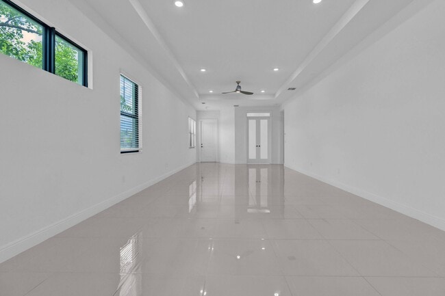 Building Photo - 5501 Santa Rosa Ln