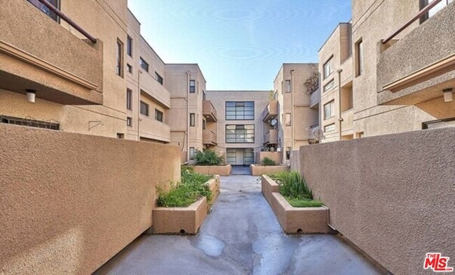 Building Photo - 435 S Virgil Ave