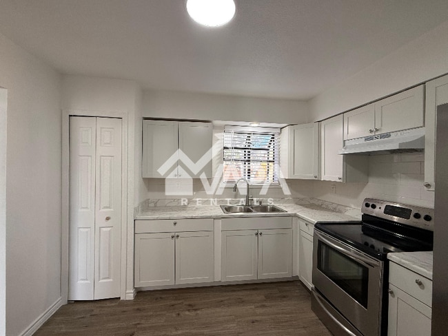 Building Photo - 13535 Coleridge St