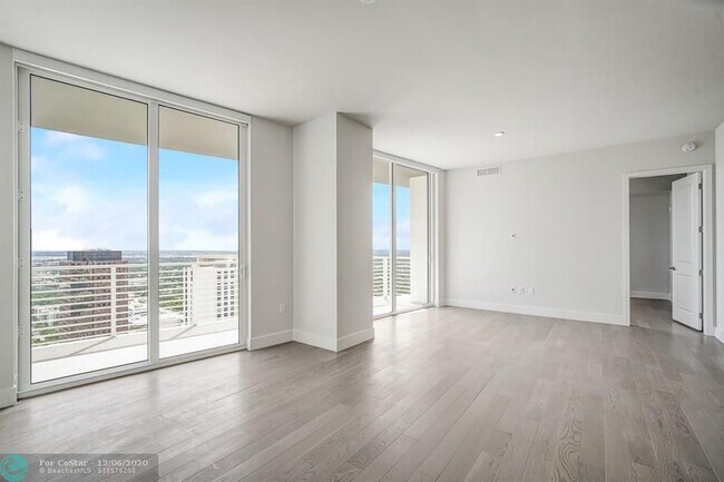 Foto del edificio - 215 N New River Dr E