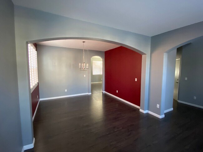 Building Photo - Gorgeous 4Bed/2.5Bath, 2-Story Home nestled in a great area!