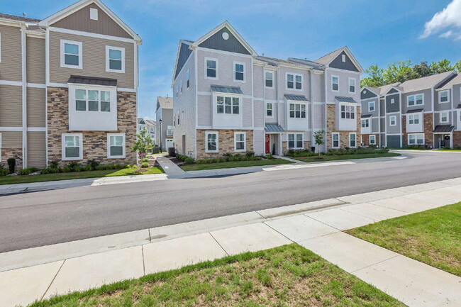 Building Photo - "Spacious 4-Bedroom Condo with 3.5 Baths in Prime Suffolk Location – 2081 Sq Ft of Comfort and St...