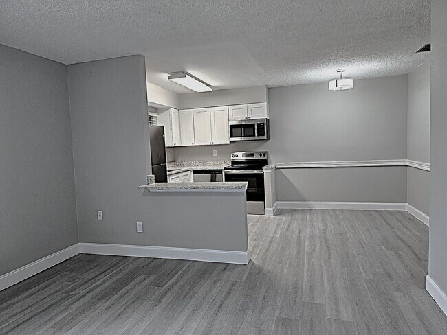 Building Photo - REMODELED & UPDATED condo in Longwood