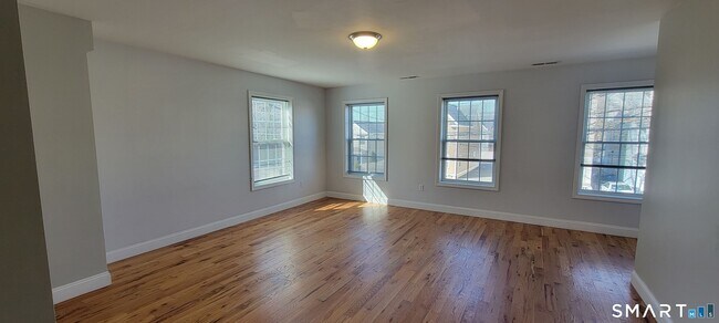 Foto del edificio - 537 Winchester Ave