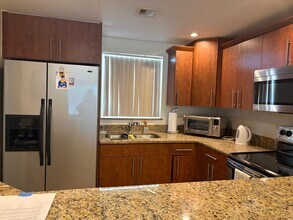 Building Photo - 711 Lori Dr