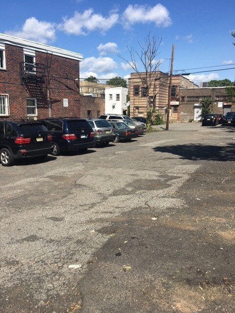 Calle - 633 Nye Ave