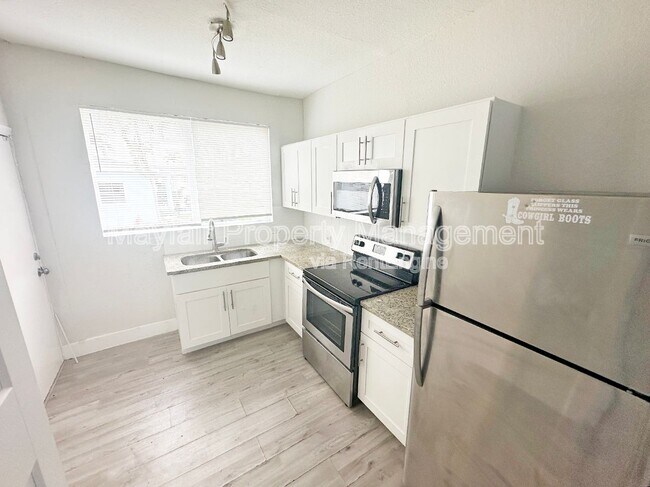 Building Photo - 702 S 17th Ave