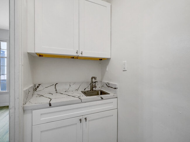 Building Photo - 841 Serrano Ave
