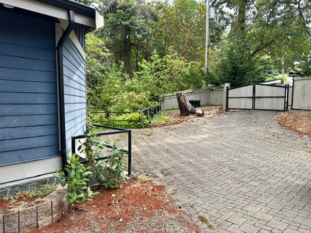 Photo du bâtiment - 4553 Cordova Bay Rd