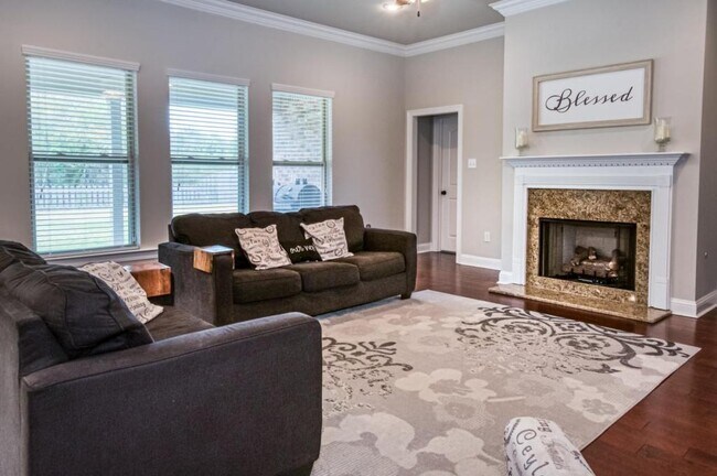 Building Photo - 650 Alder Ln