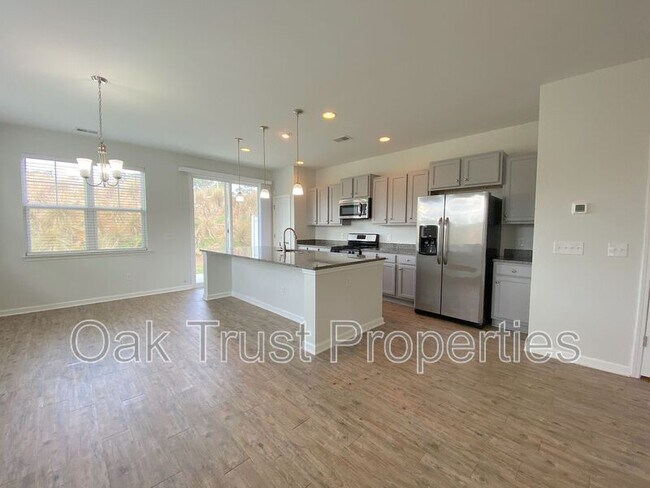 Building Photo - 121 Wild Holly Dr