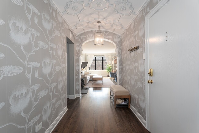 Foyer - 444 W Belmont Ave Apartment