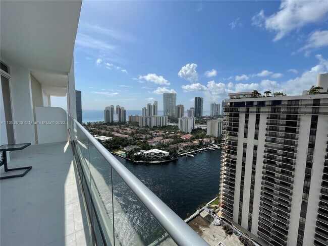 Foto del edificio - 19707 Turnberry Way