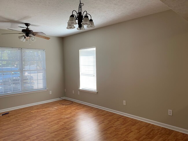 Foto del edificio - Indigo Run Townhomes with Wood Laminate Fl...