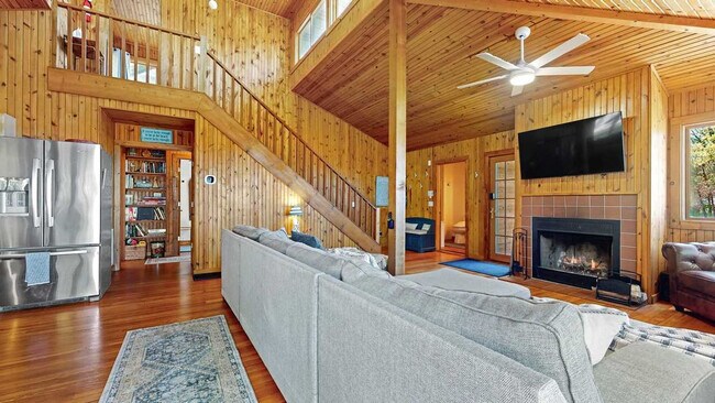 Building Photo - 643 Lakeshore Dr