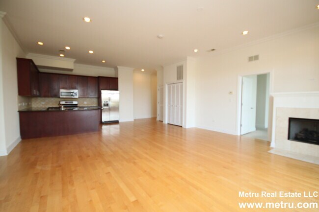 Building Photo - 4651 N Greenview Ave