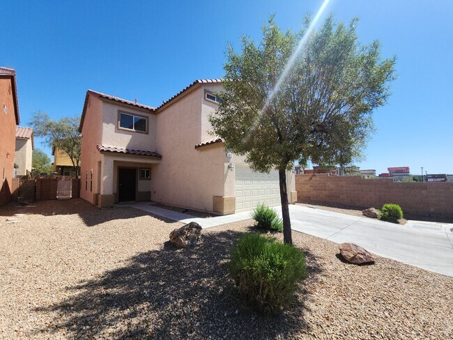Foto del edificio - Beautiful detached home with fully fenced back yard.