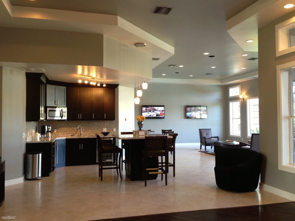 Foto principal - 801 NW 108th Ave