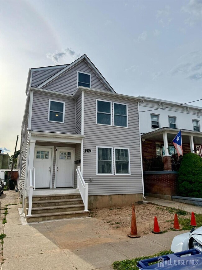 Building Photo - 273 Oak St