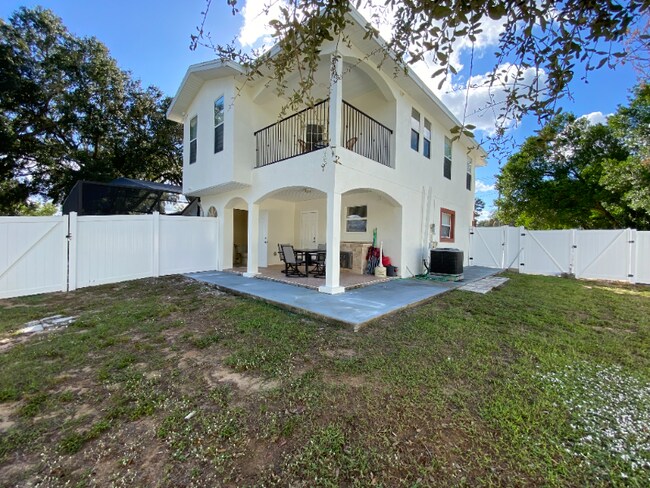 Building Photo - 1107 Seffner Valrico Rd